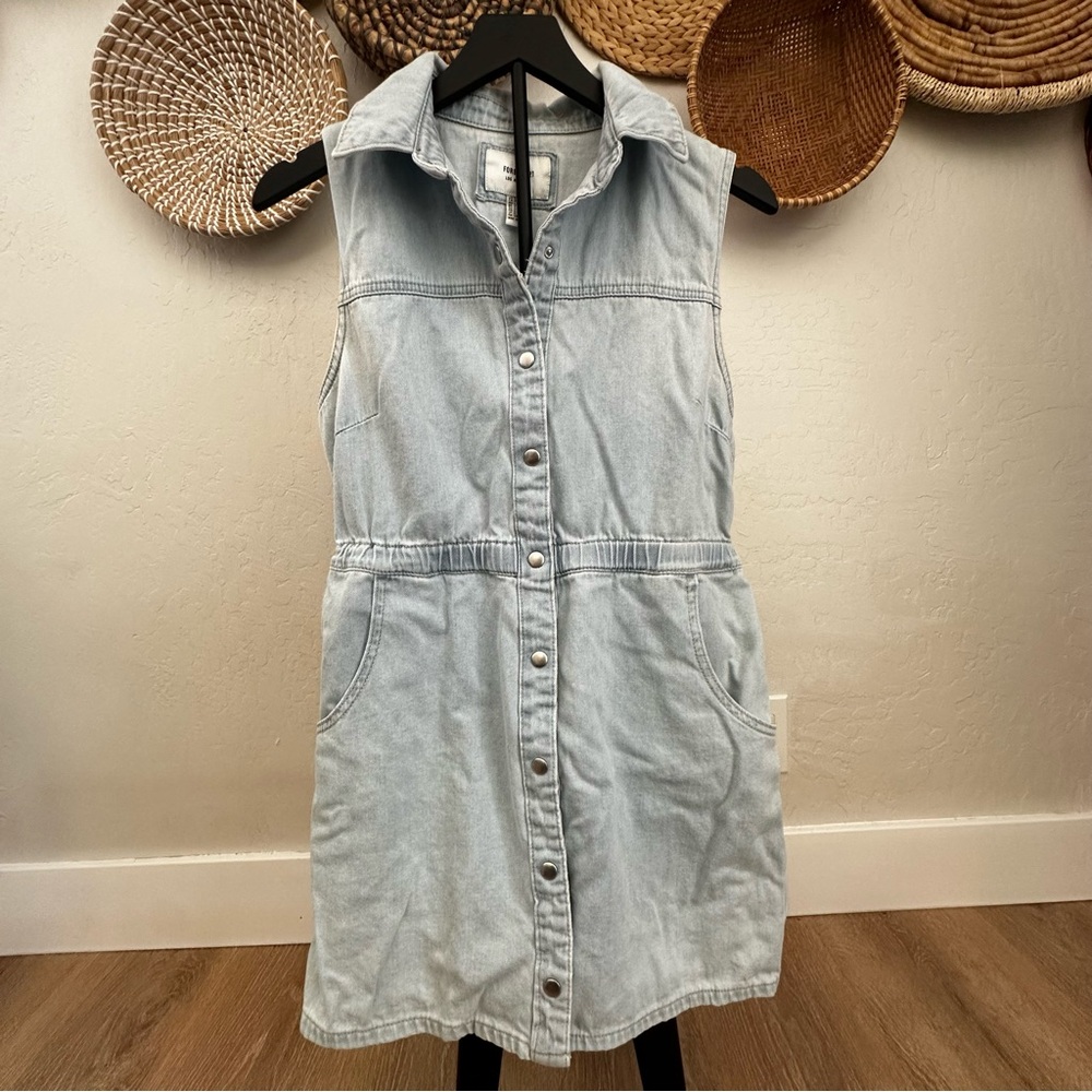 Y2K Early 2000’s Forever 21 Light wash Denim Vest/Top. Size Large